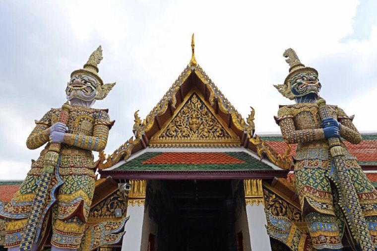 Visita Palazzo reale di Bangkok - le statue all'ingresso