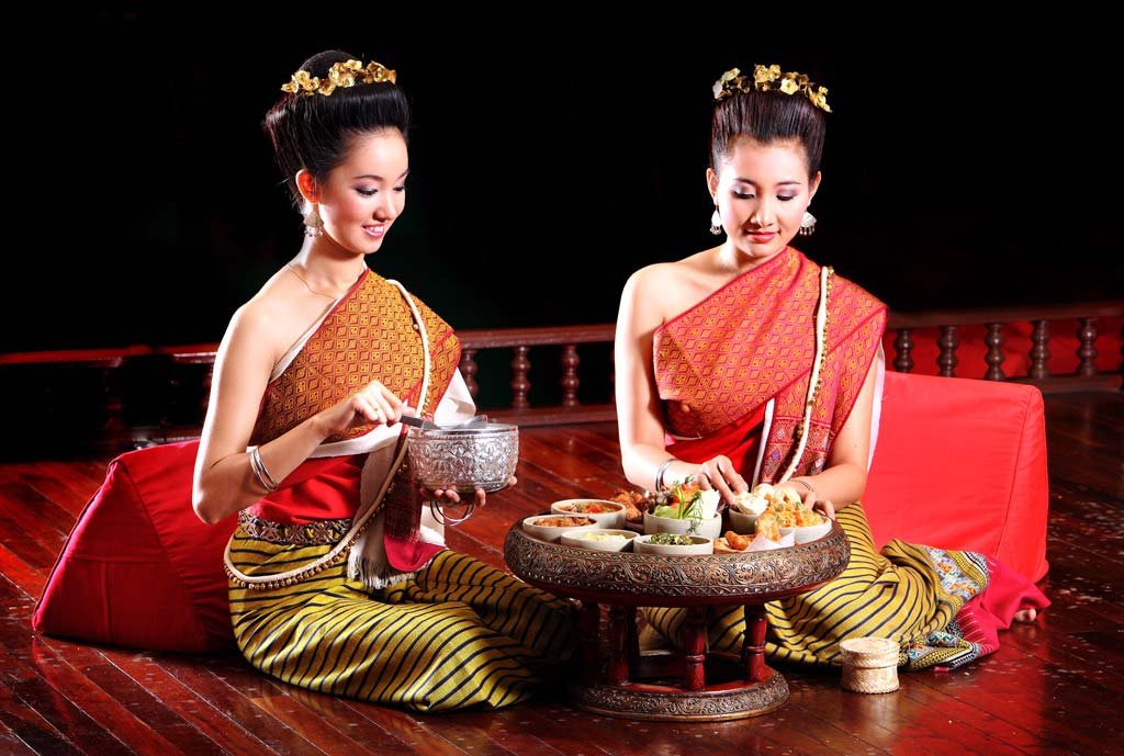 cena kantoke - vestiti tradizionali